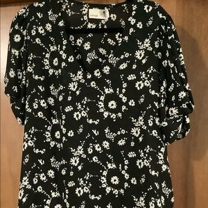 Everleigh size L rouched sleeve blouse